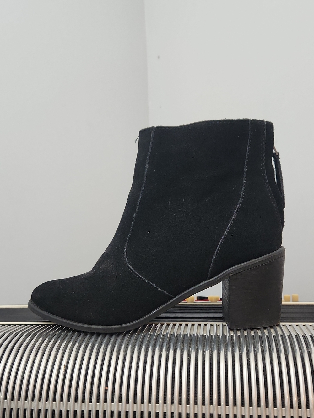 BEAUTIFUL CROWN VINTAGE BLACK SUEDE BACK ZIP ROUND TOE BOOTS SZ 7